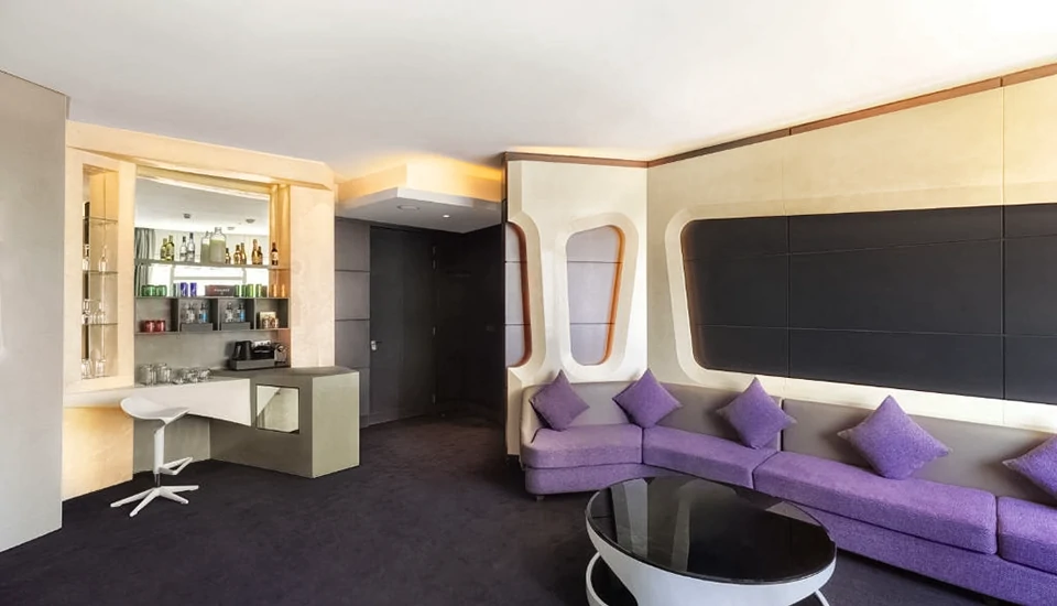 وی هتل دبی کیوریو کالکشن با هیلتون